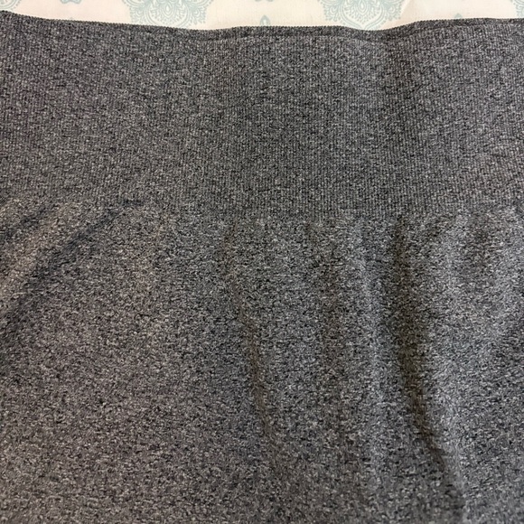 NVGTN Mid Rise Contour Seamless Shorts - Black Speckled - Picture 4 of 7